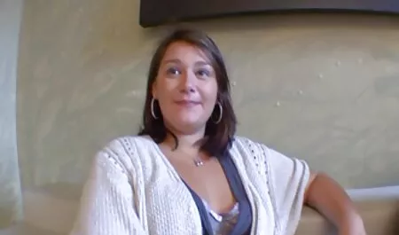 Rusoaica se joacă cu poxe sexi găuri în piscină