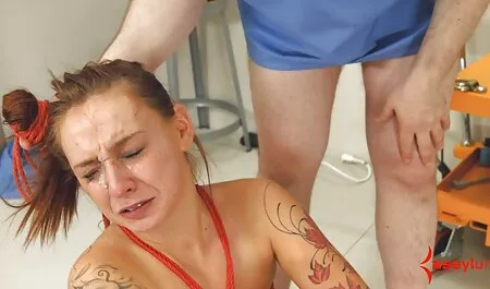 Un bărbat poze sexy in pat sănătos își mânca soția strângându-și chiloții.