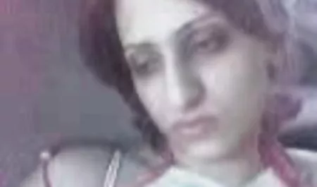 O blondă poze sexi ana maria prodan uimitoare se masturbează pe masa din bucătărie.