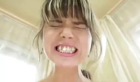 Prietena tânără își scoate păsărica pentru aparatul foto. poze sexi lora