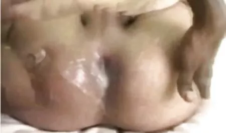 După ce sperma este împușcată, sperma este obținută de fotografii sexi la unul dintre membre