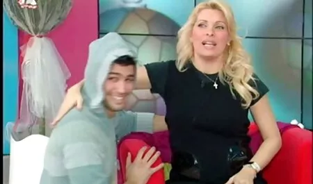 Un tip poze sexi cu fete mănâncă două felii fierbinți.