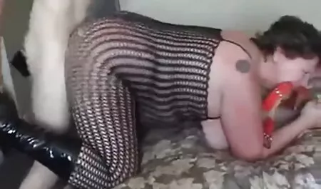 O fată frumoasă tânără poze cu femei sesi apare în Pădurea Magică