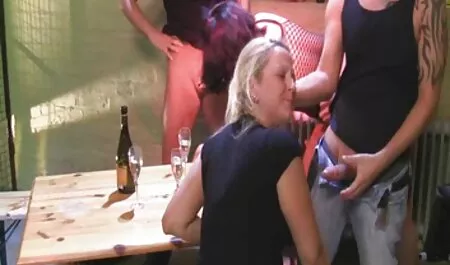 O tânără rusoaică călărește cocoșii și lora poze sexi îi călărește.