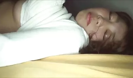 O brunetă foarte putredă dă apă proaspătă și baloane poze sexy cu fete