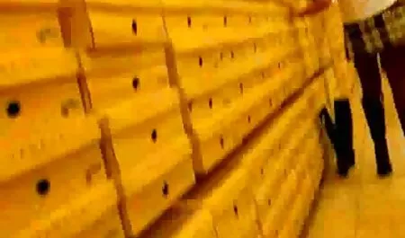 Un bărbat tare crește în liniște femei tinere și subțiri poze sexi lora într-o pălărie.