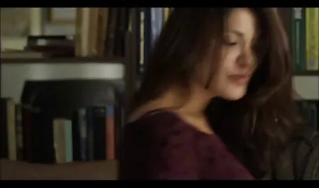 Urmăriți lesbienele să-și împingă penisurile în fesele lor strânse. poze sexy cu femei