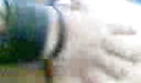 Ea a scuipat în poze cu fete sexy păsărică și a rupt-o bine.