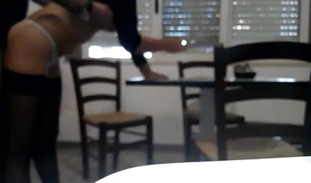 Un cocoș mare în păsărică face un tânăr poze sesy student fericit.