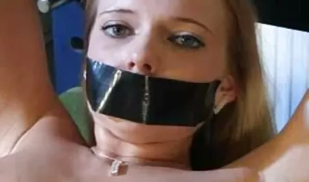 Vezi rusă într-o alee murdară cu fete sexi foto un tânăr