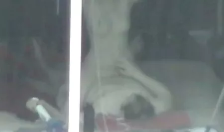 Skinny model în fete sexi poze ciorapi albi se masturbeaza pe podea