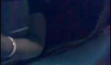 Trei lesbiene Suculente supărat pe canapea. foto fete sexi