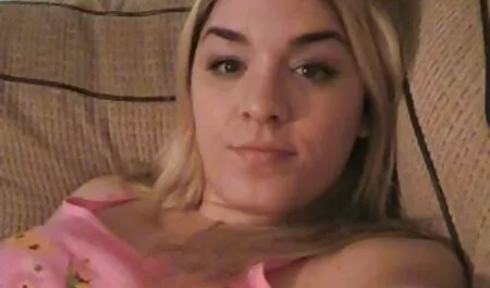 O lesbiene zdrobi pe poze sexy cu fete weebcam în duș