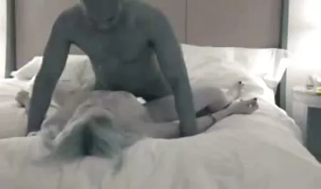 Frumos, cu pisici mari de poze cu femei sexy lapte înmoaie degetele.
