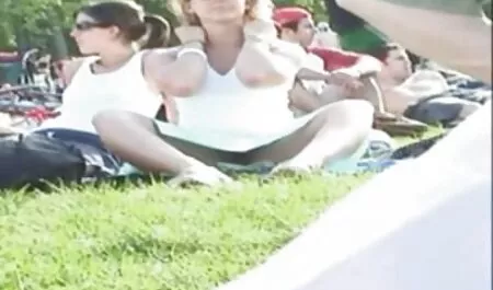 Vânzătoarea a poze sexi cu sportive supt pula lângă piept.