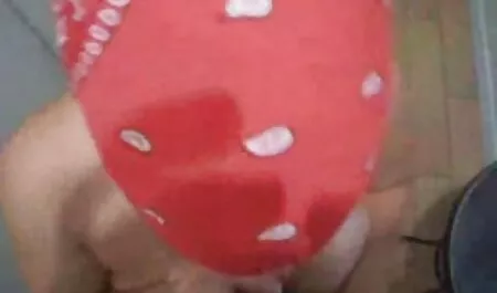 Copiii sunt înveliți în două valize frumoase de capră tăbăcite. poze sexi cu antonia