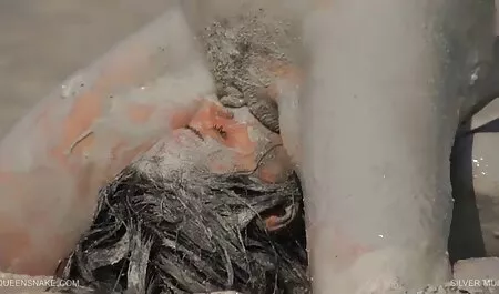 Dracu ' poze cu femei sexy și vine în două pantaloni scurți