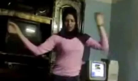 Mulatru german sănătos mănâncă delicios. radio sexi poze