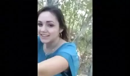 Frumusețea poze fete sexi ciocolatei sare activ pe podeaua iubitoare de carne