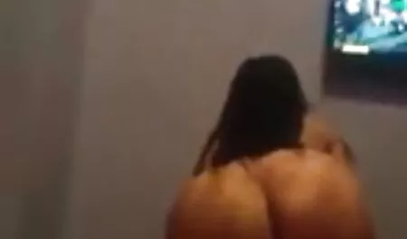 Prietena lui Coresh își înnebunește prietenul în imagini femei sexy fața lui.