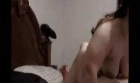 O curvă sare în valiza clientului într-o rochie sfidătoare poze sexi nud și vine în față