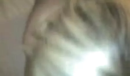 În primul ei poze sexi femei spectacol, patru bărbați în timpul Blonda tare