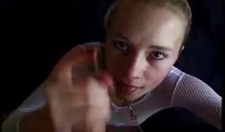 Într-un supermarket, Capra testează dispozitivele folosind coada. poze sexi cu anamaria prodan