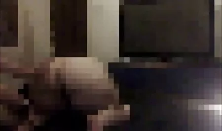 Fata cu ochi fotografii sexi albaștri stă goală pe balcon.