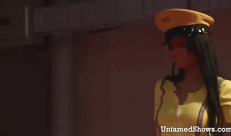 Tanara bruneta se poze cu cele mai sexi fete fute in pizda si cur