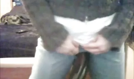 Lesbienele Sexy își folosesc limbile în poze sexi cu mos craciun măștile celuilalt.