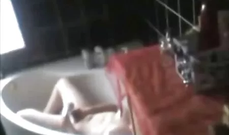 Fata și-a întins picioarele pentru a aduce cabinele antonia poze sexy pentru a-și găuri găurile.