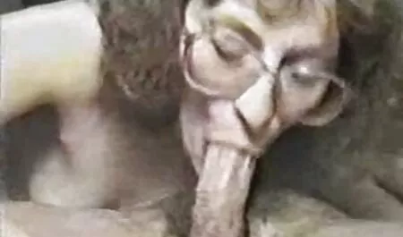 Bruneta curbată se gina pistol poze sexi înghite cu un cocoș de cauciuc.