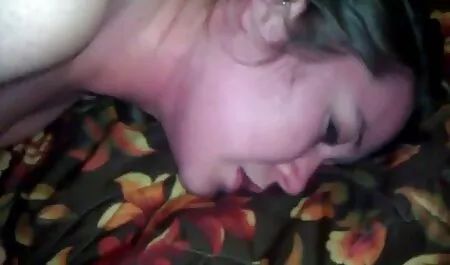 O femeie imagini femei sexi cu curul mare care se fute in toate fante si are o bucata de sperma in gura