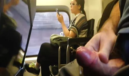 O doamnă foarte matură lora poze sexi în bucătărie